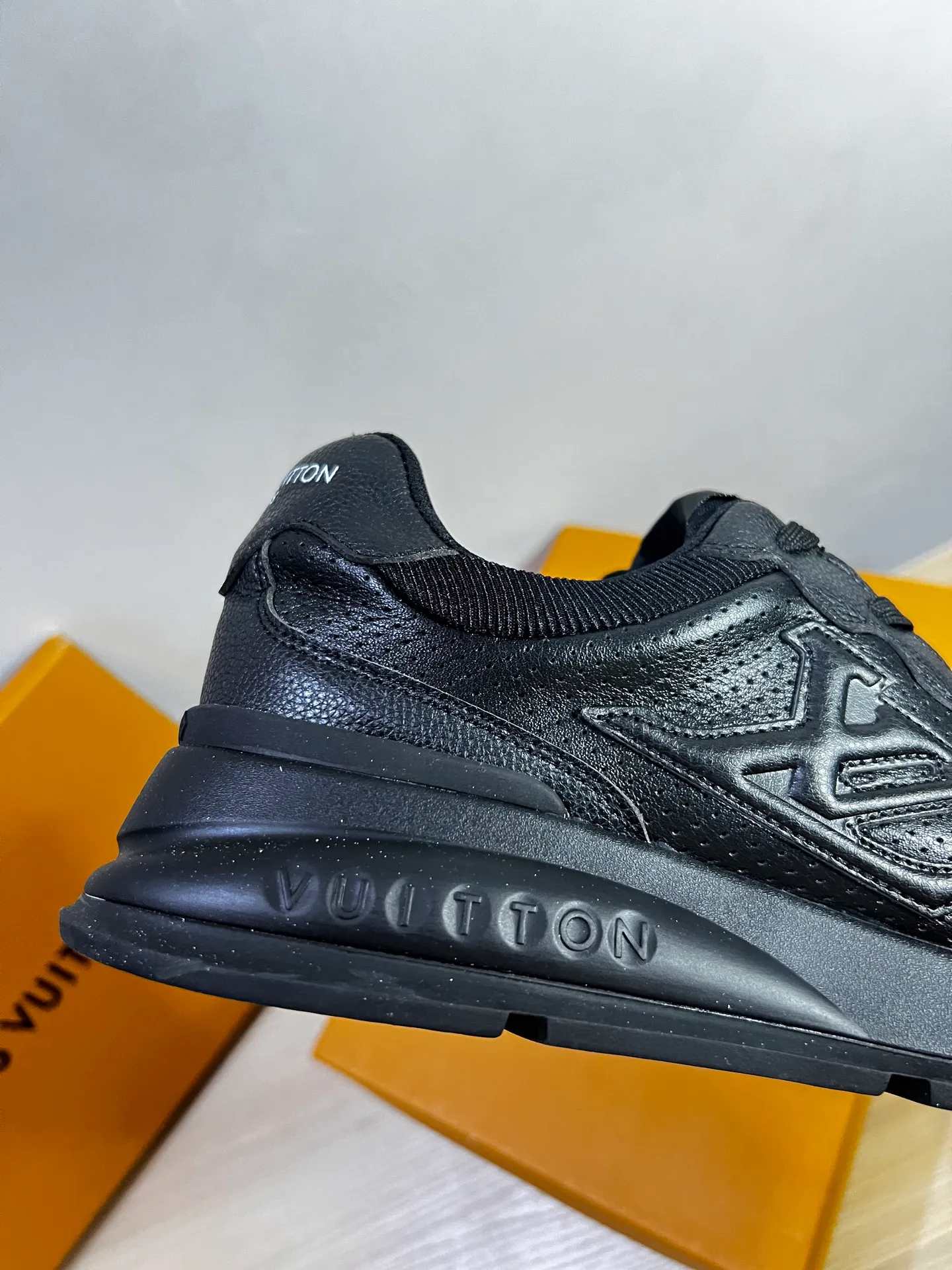 Factory price: 438💰LV men's classic casual sneakers. This sneaker is made of soft cow leather and has a classic logo. The classic logo shapes the elegant upper. The thick yet lightweight rubber outsole is embossed with the Louis Vuitton logo. The padded insole and technical lining once again upgrade the comfort experience. The calfskin lining imported from Italy is high-end and comfortable, and the original outsole is light and wear-resistant! Purely handmade, details determine quality! Size: 38-45, customized 45
